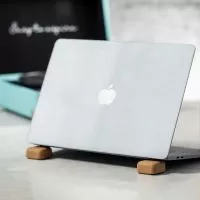 Priot laptoptartó