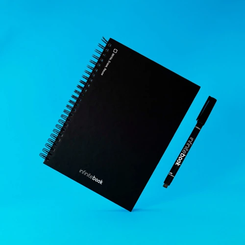 STARTER KIT INFINITEBOOK A5. A készlet tartalmaz egy „Infinitebook”-ot, egy tisztító készletet, egy markert és egy markertartót