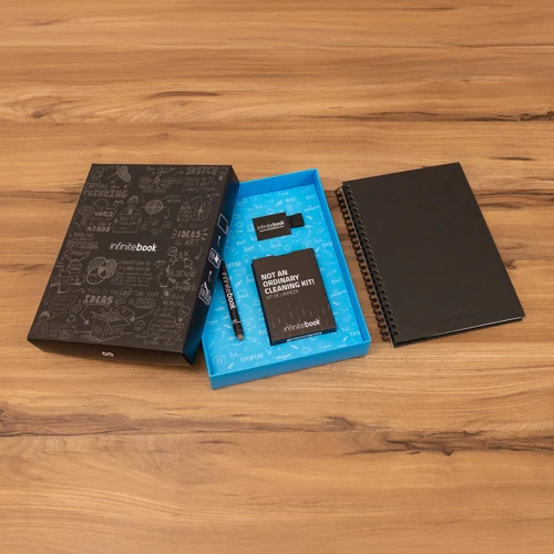 STARTER KIT INFINITEBOOK A5 PLANNER TEXTURE. Készlet, amely tartalmazza az „Infinitebook” kemény borítós könyvet, 1 tisztító készletet, 1 jelölőt és 1 golyóstoll tartót