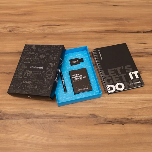STARTER KIT INFINITEBOOK. Infinitebook" készlet keménytáblás borítóval, 1 tisztító készlettel, 1 jelölővel és 1 golyóstoll-tartóval