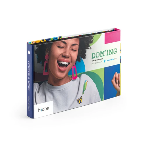 PIN & DOMING SHOWCASE. 2 az 1-ben kitűző és doming bemutató készlet Vegyes színek 