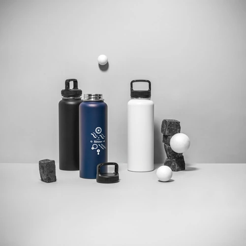 SINNER. 90%-ban újrahasznosított rozsdamentes acél palack, nagy, akár 1200 ml-es kapacitással Fekete 