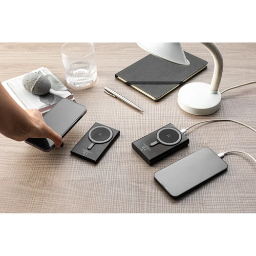 WRIGHT 5. Mágneses power bank szupergyors töltéssel, újrahasznosított alumíniumból és újrahasznosított ABS-ből, 5000 mAh Fekete 