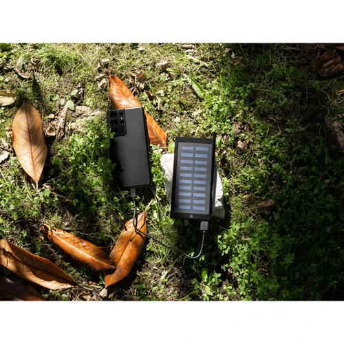 CLERK. 8.000 mAh kapacitású power bank napelemmel 100%-ban újrahasznosított alumíniumból Fekete 