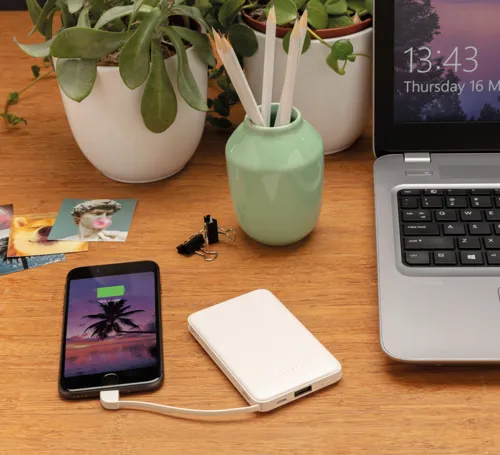 5000 mAh zsebben hordható powerbank beépített kábellel Fehér 
