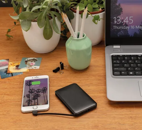 5000 mAh zsebben hordható powerbank beépített kábellel Fekete 