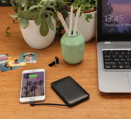 5000 mAh zsebben hordható powerbank beépített kábellel Fekete 