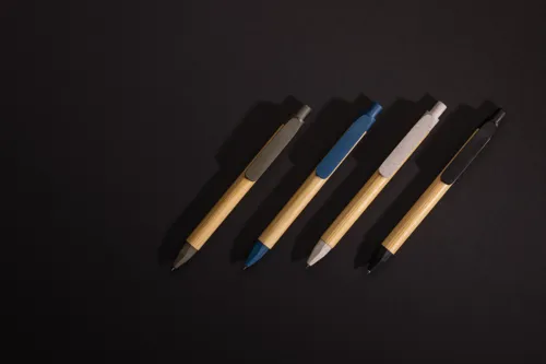 Újrahasznosított papírból készült toll