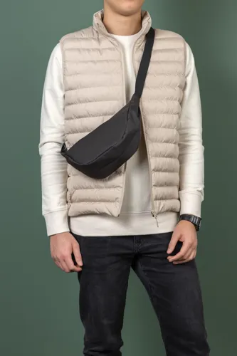 Crescent AWARE™ RPET félhold alakú sling táska Fekete 