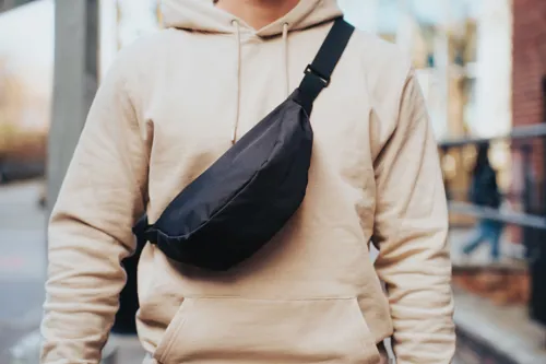 Crescent AWARE™ RPET félhold alakú sling táska Fekete 