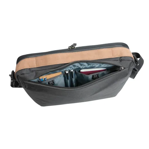 "Impact AWARE™ 300D two tone deluxe 15,6""-es laptoptáska" Fekete 