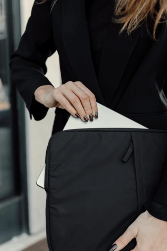 KENTO URBAN RCS újrahasznosított nejlon 15,6 colos laptoptok Fekete 