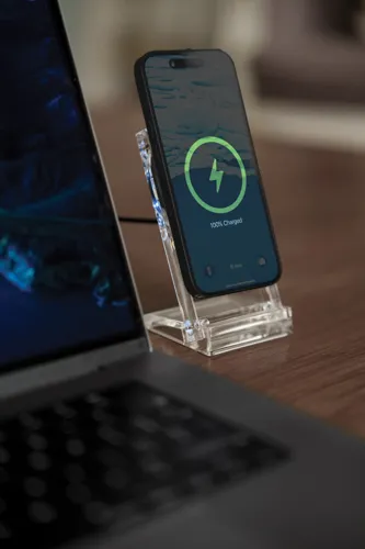 Magcharge 15 W-os mágneses vezeték nélküli töltőállvány Fehér 