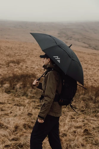 Nordic Drift Trail 27"-es AWARE™ RPET viharálló esernyő Fekete 