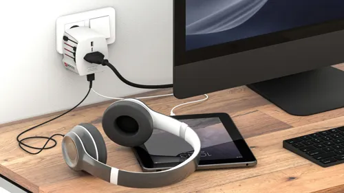 SKROSS világjáró adapter MUV 2 pólusú USB-A-val és C-vel Fehér 