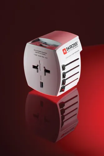 SKROSS világjáró adapter MUV 2 pólusú USB-A-val és C-vel Fehér 