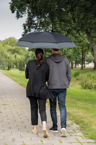 Swiss Peak AWARE™ 23"-ről 27"-re bővíthető esernyő Fekete 
