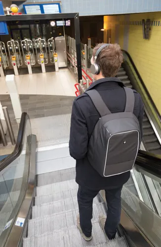 Swiss Peak AWARE™ lopásgátló 15,6"-es laptop hátizsák Fekete 