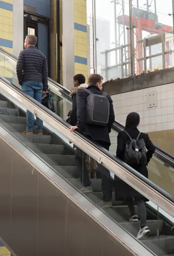Swiss Peak AWARE™ lopásgátló 15,6"-es laptop hátizsák Fekete 