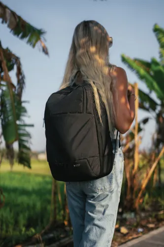 Swiss Peak AWARE™ modern 15,6"-es laptop hátizsák Fekete 