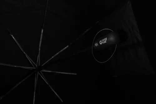 Swiss Peak Aware™ Tornado 27"-es viharálló esernyő Fekete 