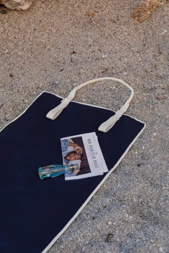 VINGA Volonne AWARE™ újrahasznosított vászon strandszőnyeg Kék 