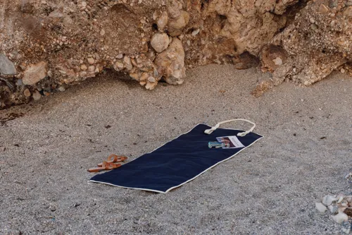 VINGA Volonne AWARE™ újrahasznosított vászon strandszőnyeg Kék 