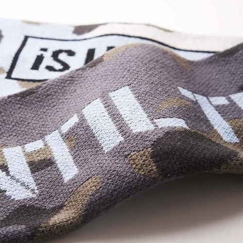 Duplarétegű rPET jacquard sál egyedi dizájn szerinti mintával.  