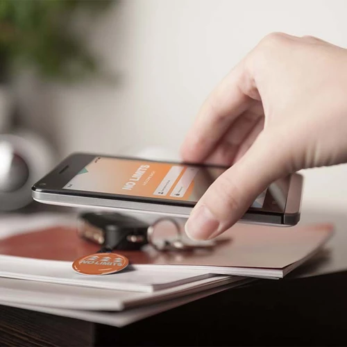 Kerek, előre programozott NFC kulcstartó műgyantával  