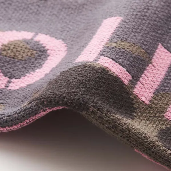 Duplarétegű rPET jacquard sál egyedi dizájn szerinti mintával.  