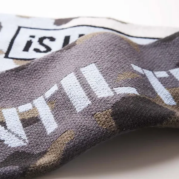 Duplarétegű rPET jacquard sál egyedi dizájn szerinti mintával.  