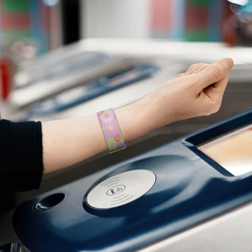 Szublimációs nyomtatású rugalmas NFC karszalag szövött címkével  