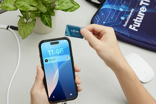 Téglalap alakú, előre programozott NFC kulcstartó műgyantával  