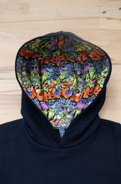 UNISEX KIDS CONTRAST PATTERNED HOODED SWEATSHIRT Fekete 